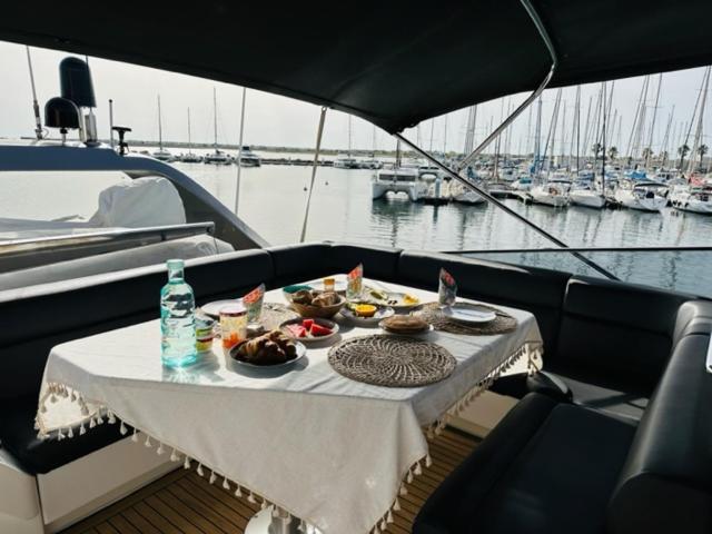 Hotel Motoryacht 21 Avec Equipage à Barcelone Extérieur photo