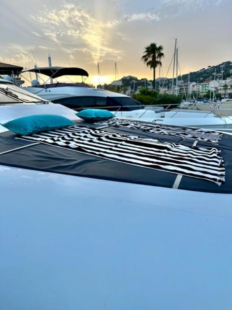 Hotel Motoryacht 21 Avec Equipage à Barcelone Extérieur photo