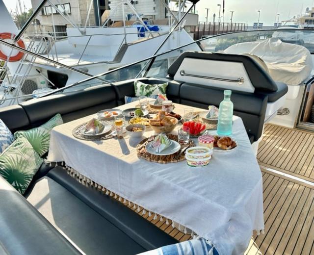 Hotel Motoryacht 21 Avec Equipage à Barcelone Extérieur photo