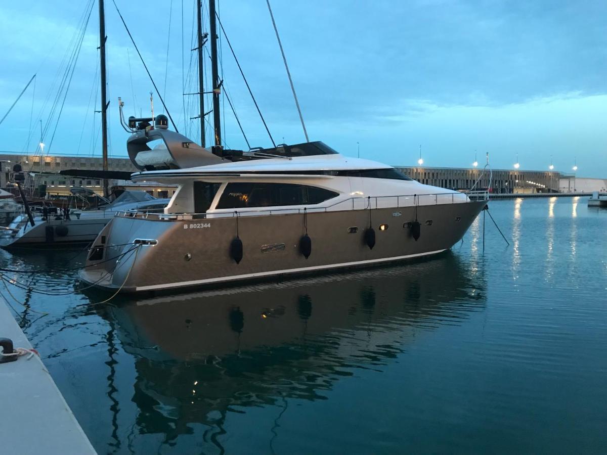 Hotel Motoryacht 21 Avec Equipage à Barcelone Extérieur photo