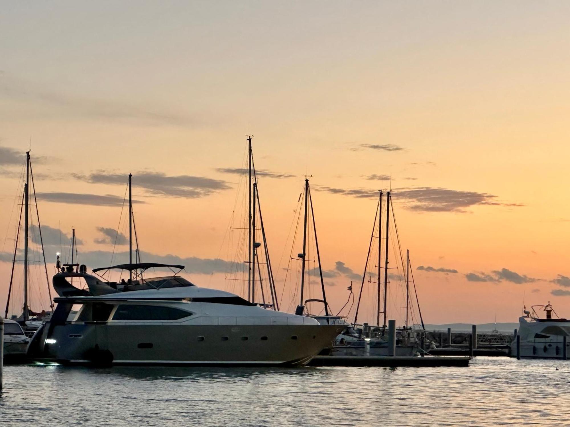 Hotel Motoryacht 21 Avec Equipage à Barcelone Extérieur photo